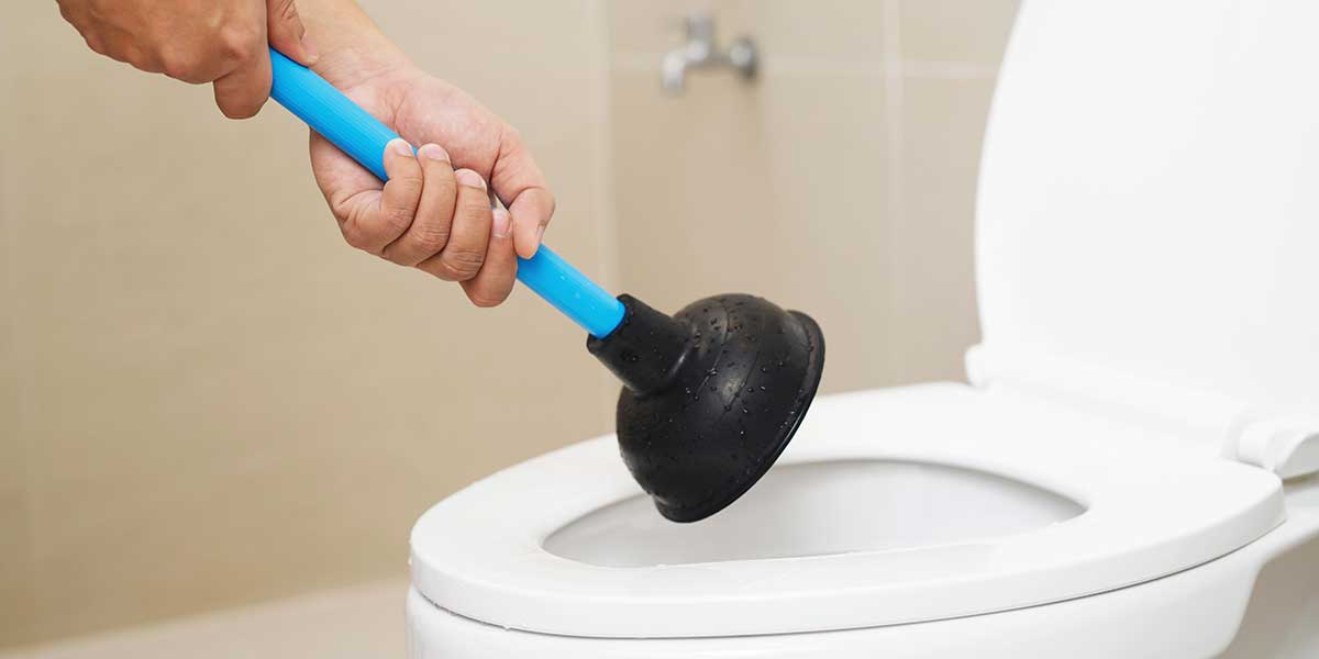 can a clogged toilet cause a pipe to burst